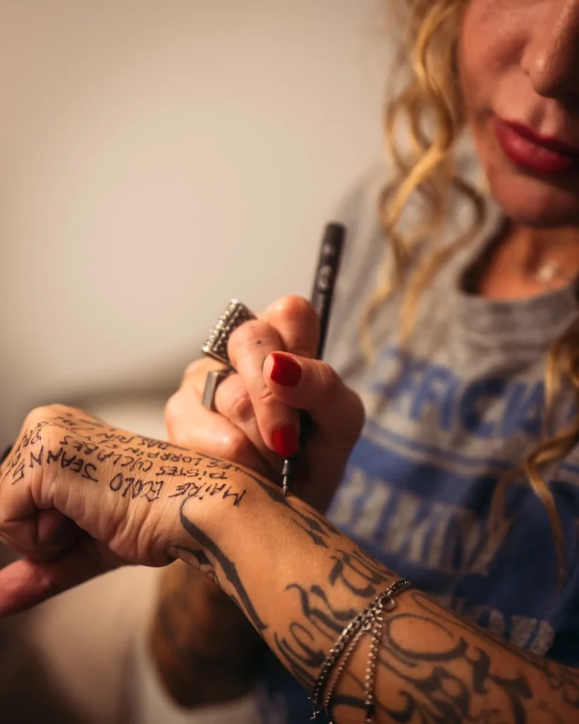 Femme qui écrit sur ses doigts - jyp-production - photographe strasbourg alsace
