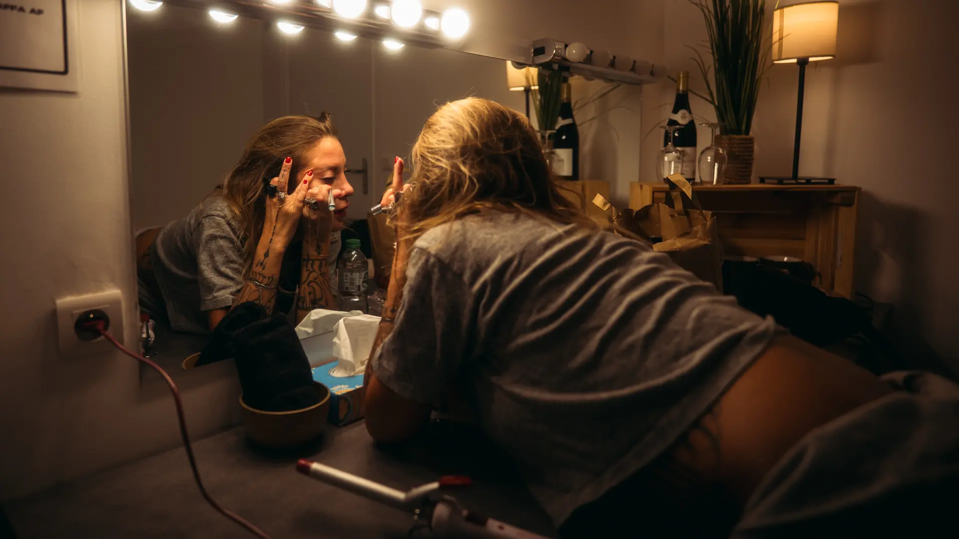 Femme qui se maquille dans un miroir - jyp-production - photographe strasbourg alsace
