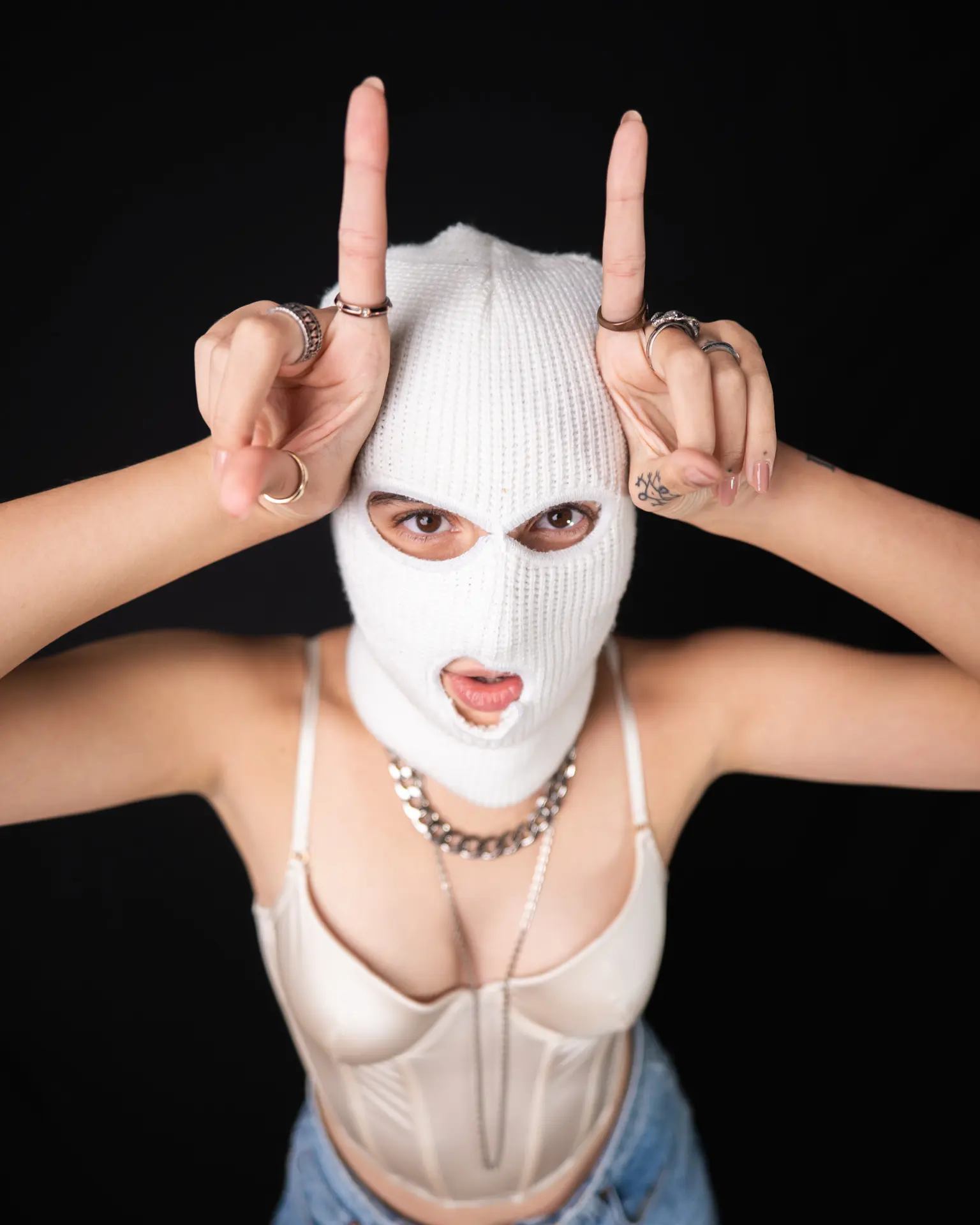 Femme avec cagoule les mains sur la tête- jyp-production - photographe strasbourg alsace