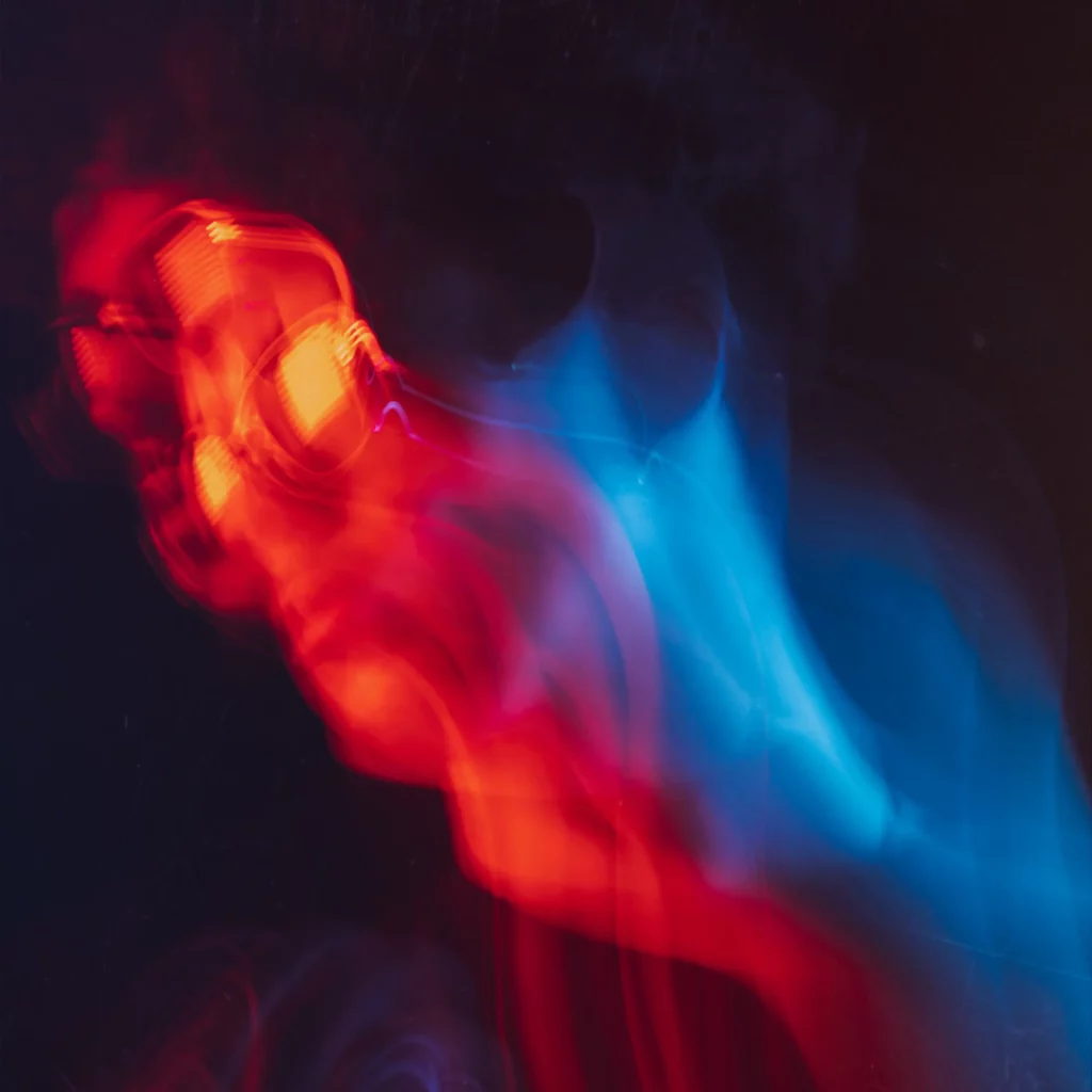 Homme flou en bleu et rouge - jyp-production - photographe strasbourg alsace