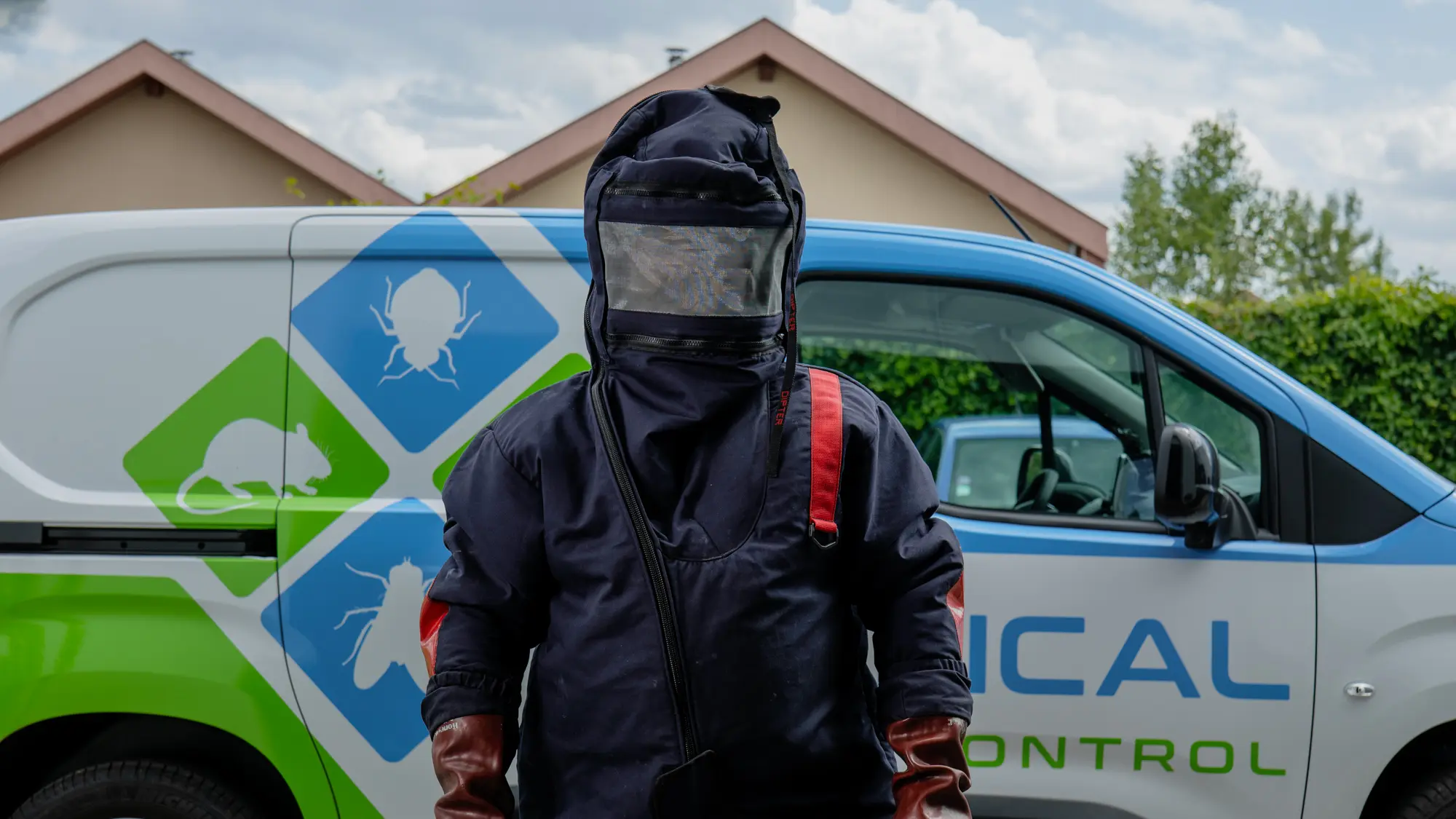 Homme avec un masque devant une camionnette - jyp-production - photographe strasbourg alsace